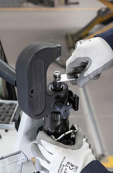 GYSPRESS 10T Riveter in action