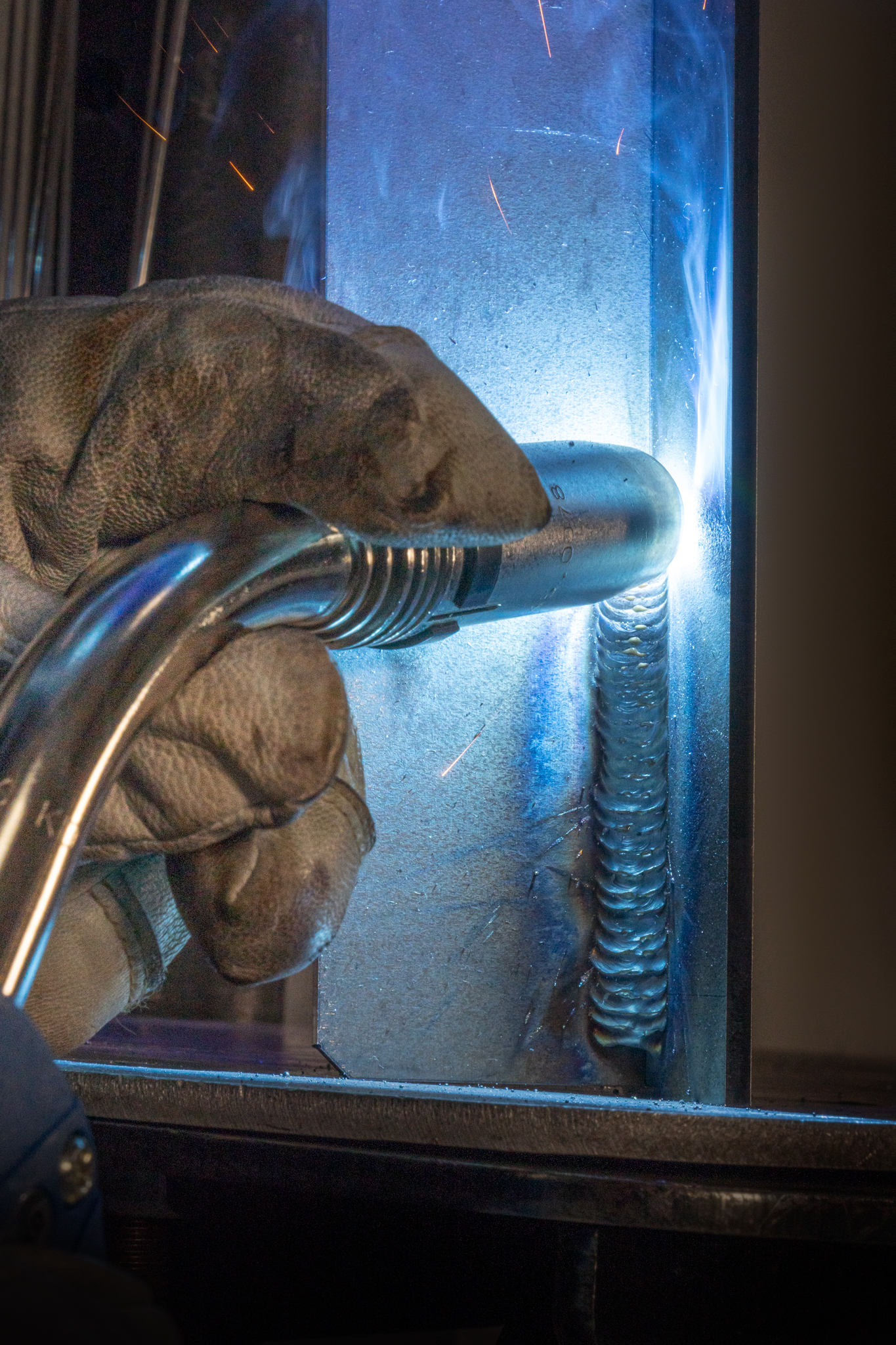 GYS pulse MIG arc on a vehicle panel
